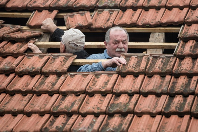 Obitelji Arbanas u Donjoj Lomnici avion skinuo crijep s krova