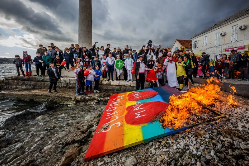 Frka zbog maškara u Kaštelama