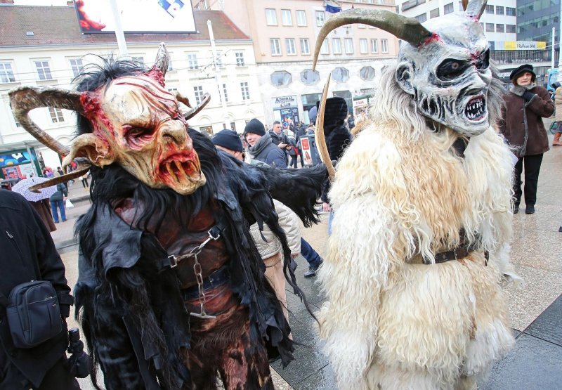 Fašnička povorka na Trgu bana Jelačića u sklopu manifestacije Fašnik vu Zagrebu