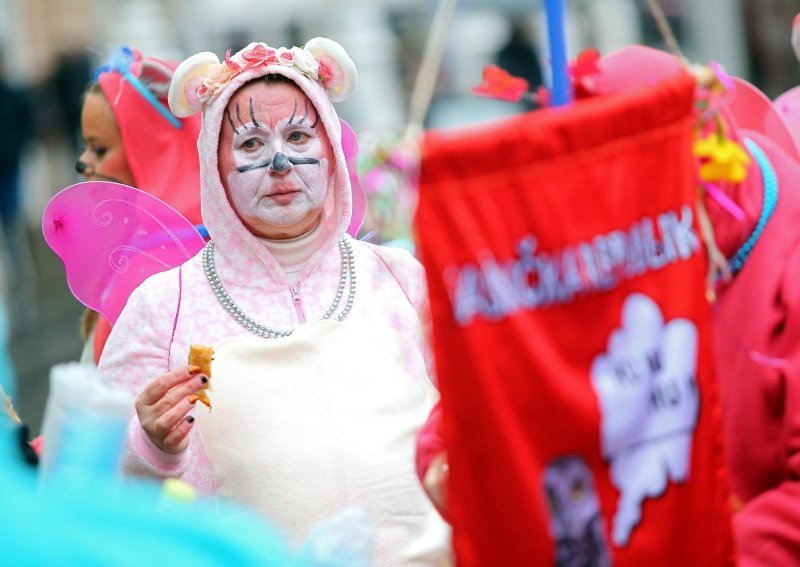 Fašnička povorka na Trgu bana Jelačića u sklopu manifestacije Fašnik vu Zagrebu