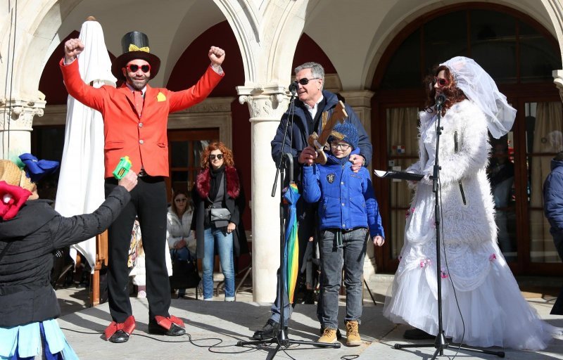 Šibenik: Gradonačelnik Željko Burić predao ključeve grada maškarama