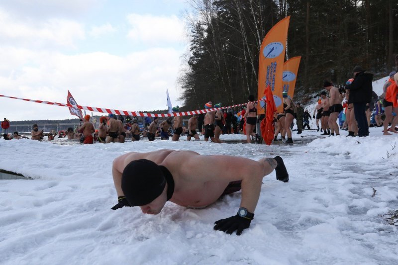 Kupanje u zaleđenom jezeru Garczyn u Poljskoj