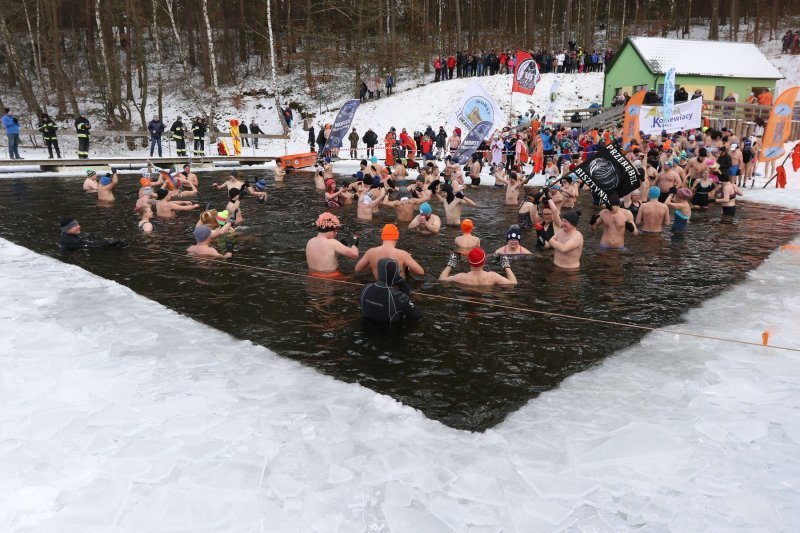 Kupanje u zaleđenom jezeru Garczyn u Poljskoj