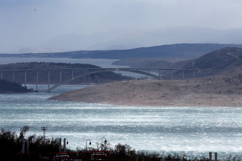 Olujni udari orkanske bure pred Krčkim mostom