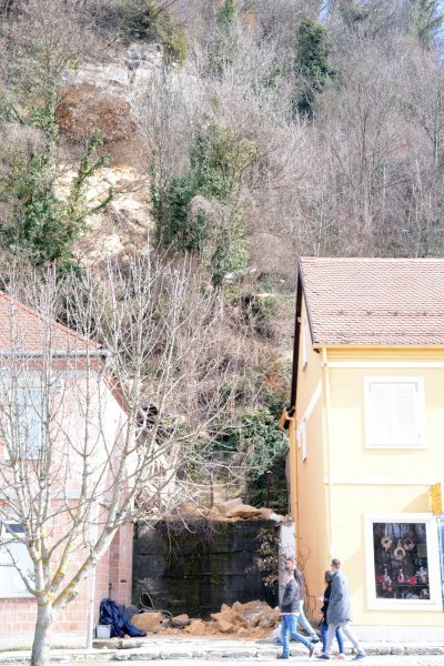 Zbog otapanja snijega s brda iznad kuća odlomio se komad stijene