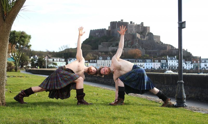 Kilted Yoga - Finlay Wilson i Stephen Winstanley