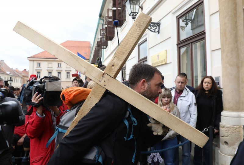 Hodao s križem skoro 200 kilometara za bolesnu djecu