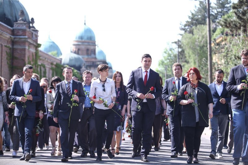 Članovi SDP-a položili ruže na grob Ivice Račana povodom obljetnice njegove smrti