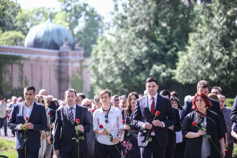 Članovi SDP-a položili ruže na grob Ivice Račana povodom obljetnice njegove smrti