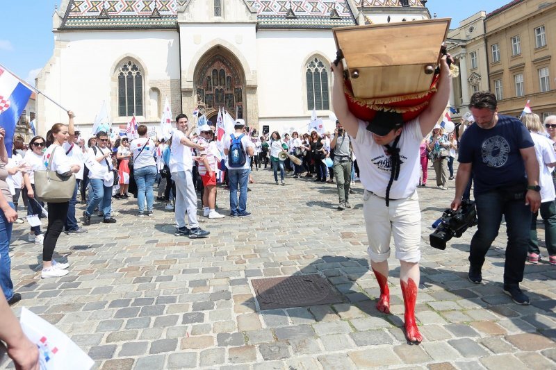 Performans sahrane Republike Hrvatske u lijesu ispred crkve sv. Marka