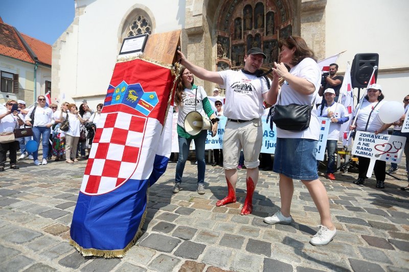 Performans sahrane Republike Hrvatske u lijesu ispred crkve sv. Marka