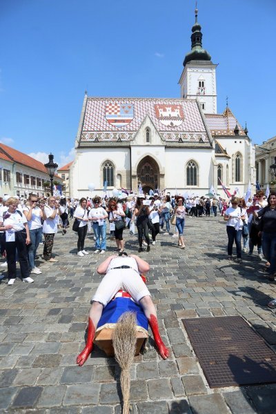 Performans sahrane Republike Hrvatske u lijesu ispred crkve sv. Marka