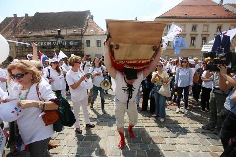 Performans sahrane Republike Hrvatske u lijesu ispred crkve sv. Marka