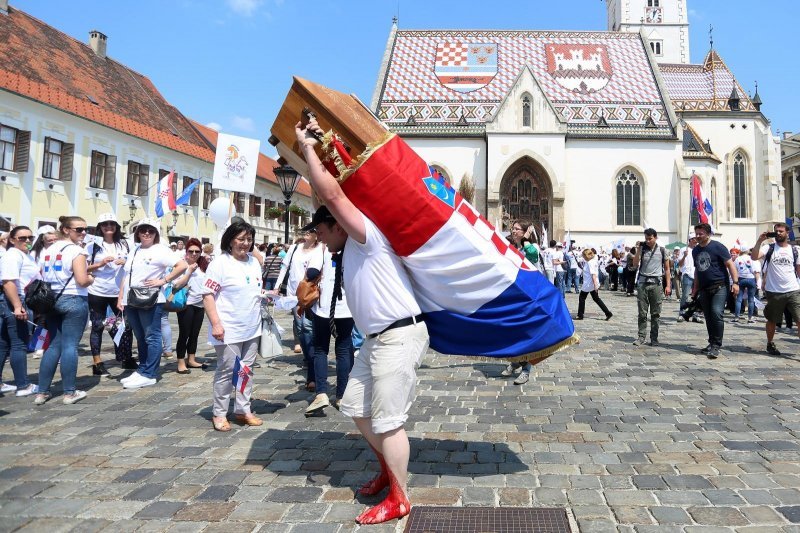 Performans sahrane Republike Hrvatske u lijesu ispred crkve sv. Marka