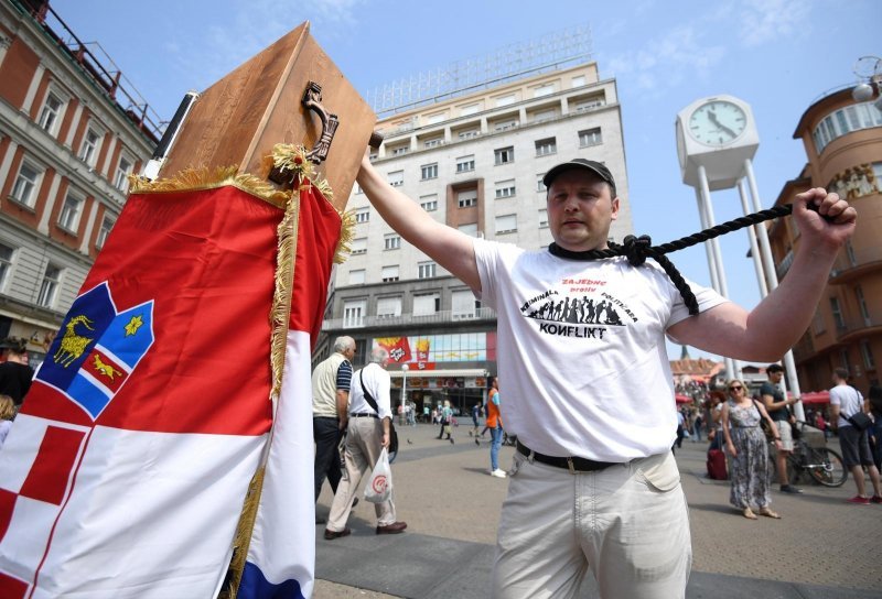 Performans sahrane Republike Hrvatske u lijesu ispred crkve sv. Marka