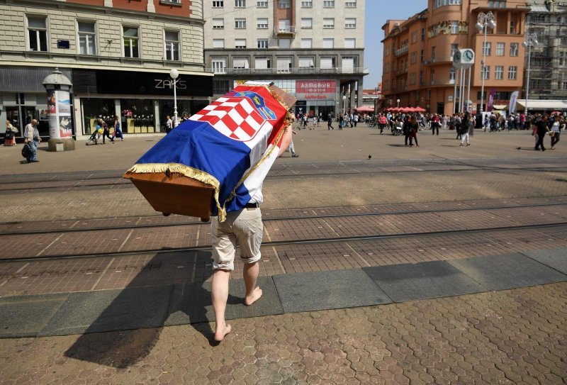 Performans sahrane Republike Hrvatske u lijesu ispred crkve sv. Marka