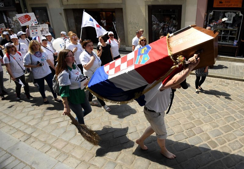 Performans sahrane Republike Hrvatske u lijesu ispred crkve sv. Marka