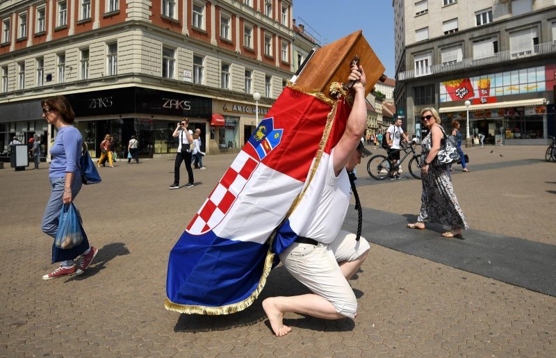 Performans sahrane Republike Hrvatske u lijesu ispred crkve sv. Marka