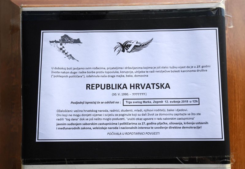 Performans sahrane Republike Hrvatske u lijesu ispred crkve sv. Marka