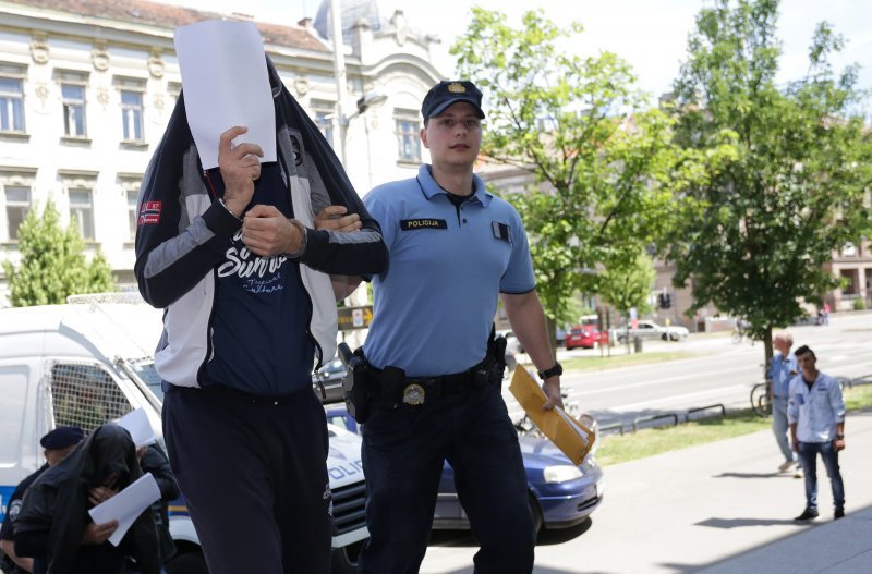 Privođenje osumnjičenih za paljenje kuće Radovana Ortynskog