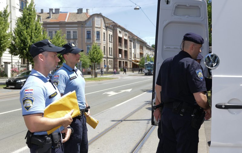 Privođenje osumnjičenih za paljenje kuće Radovana Ortynskog