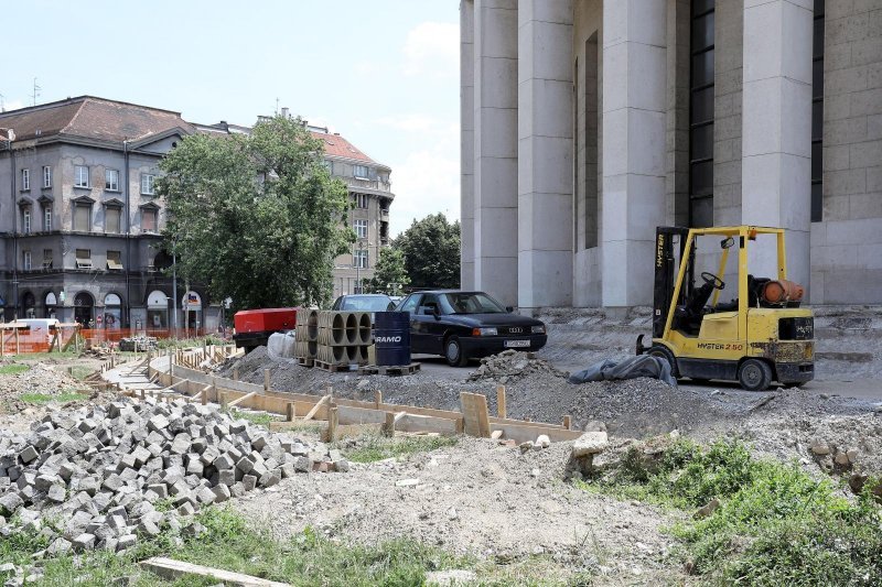 Automobili izvođača i radnika parkirani unutar ograde gradilišta na Trgu žrtava fašizma