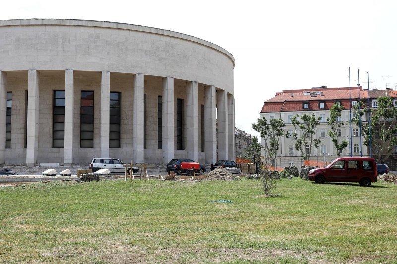 Automobili izvođača i radnika parkirani unutar ograde gradilišta na Trgu žrtava fašizma