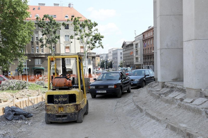 Automobili izvođača i radnika parkirani unutar ograde gradilišta na Trgu žrtava fašizma