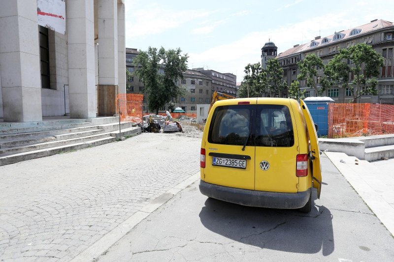 Automobili izvođača i radnika parkirani unutar ograde gradilišta na Trgu žrtava fašizma