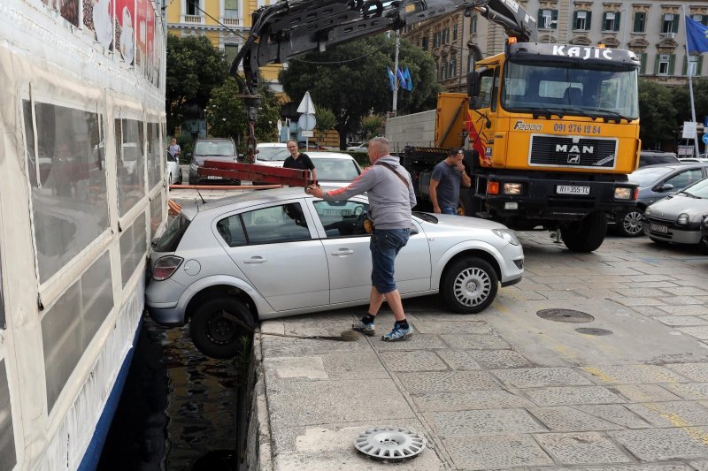 Nina spasila Opel Astru od pada u more