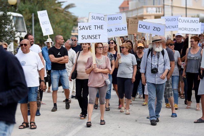 Petrčane: Mirni prosvjed protiv izgradnje obalnog zida i sanitarnog čvora na rivi