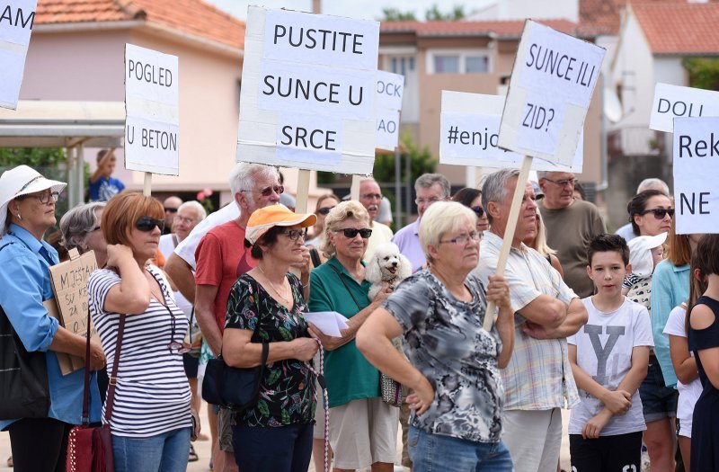 Petrčane: Mirni prosvjed protiv izgradnje obalnog zida i sanitarnog čvora na rivi