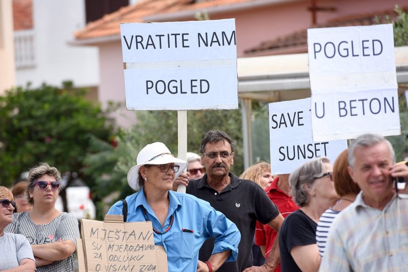 Petrčane: Mirni prosvjed protiv izgradnje obalnog zida i sanitarnog čvora na rivi