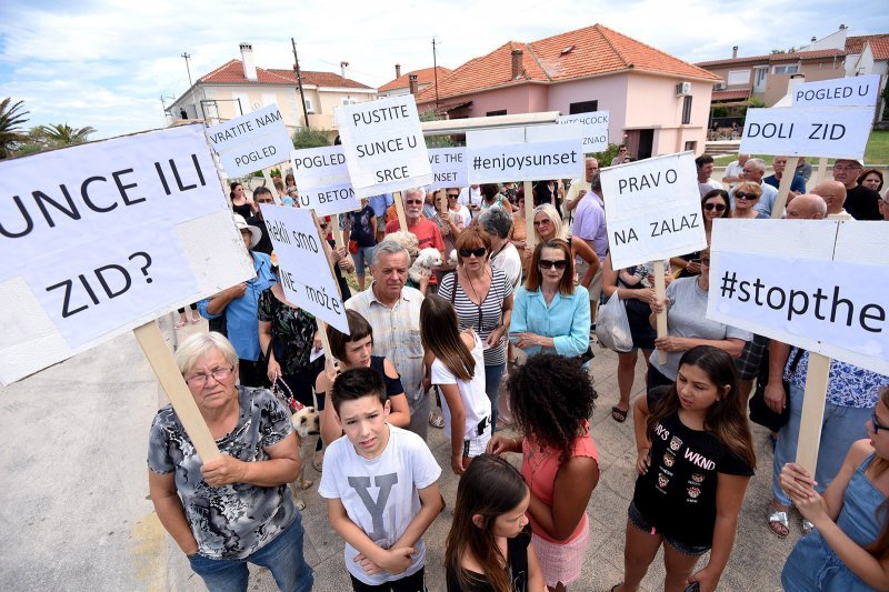 Petrčane: Mirni prosvjed protiv izgradnje obalnog zida i sanitarnog čvora na rivi