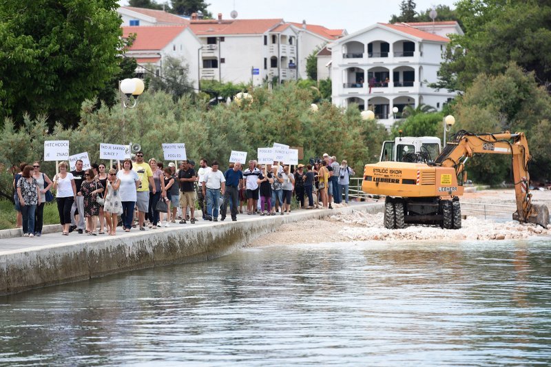 Petrčane: Mirni prosvjed protiv izgradnje obalnog zida i sanitarnog čvora na rivi