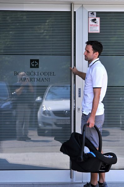 Milan Badelj stigao u rodilište po suprugu i sina