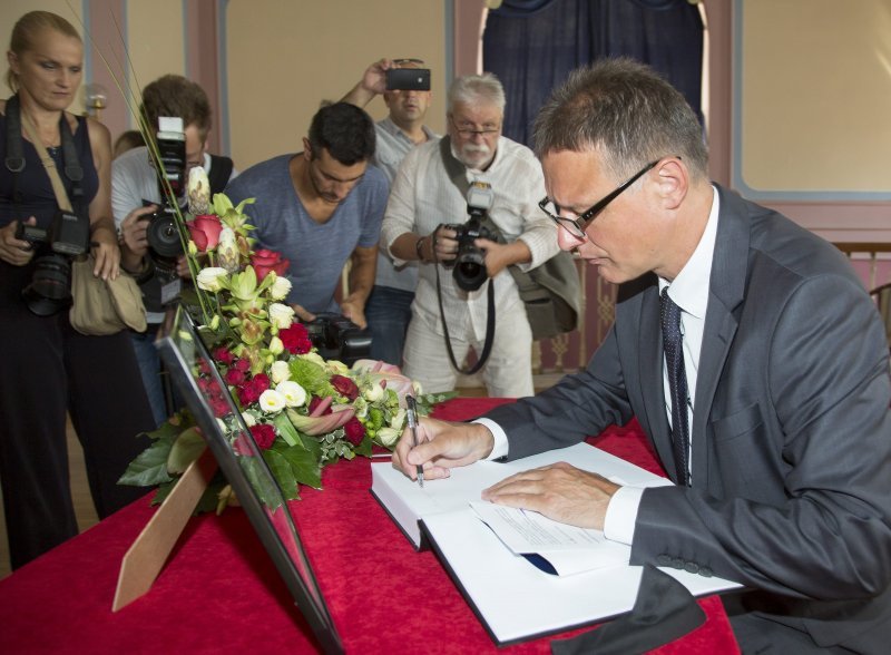 Gordan Jandroković upisuje se u knjigu žalosti