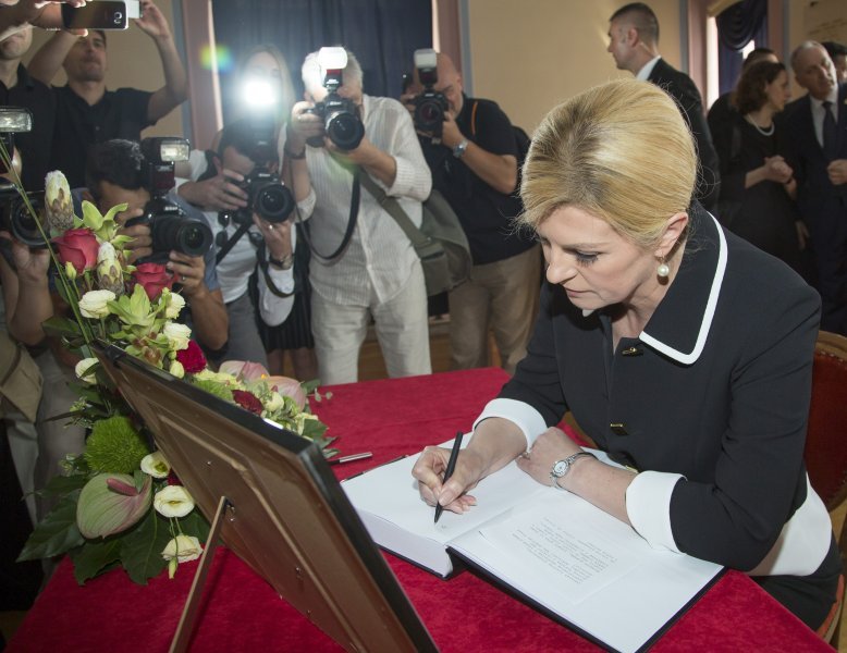 Kolinda Grabar Kitarović upisuje se u knjigu žalosti