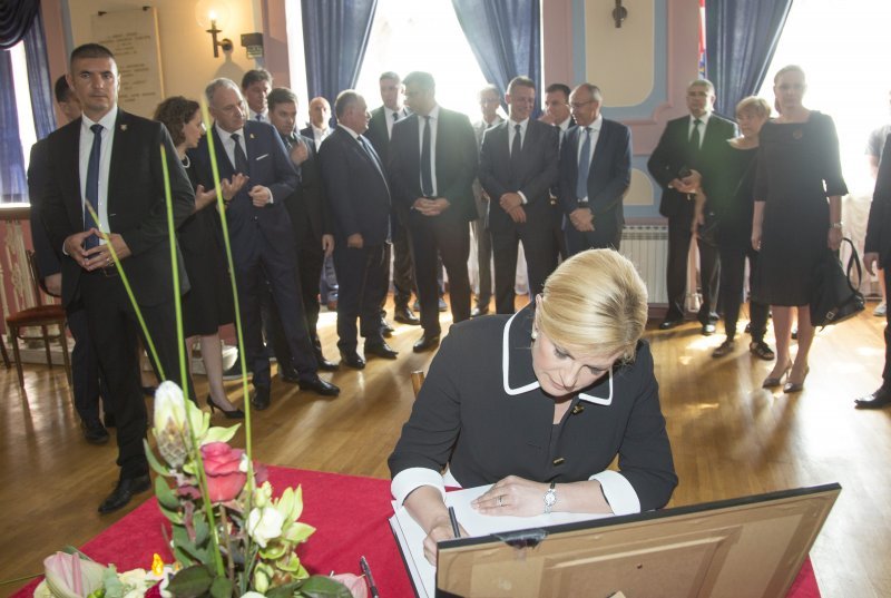 Kolinda Grabar Kitarović upisuje se u knjigu žalosti