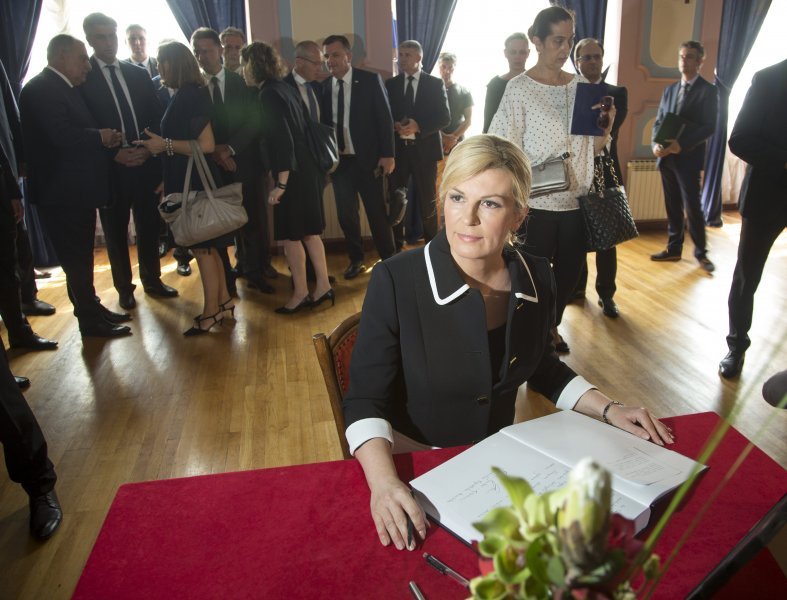 Kolinda Grabar Kitarović upisuje se u knjigu žalosti