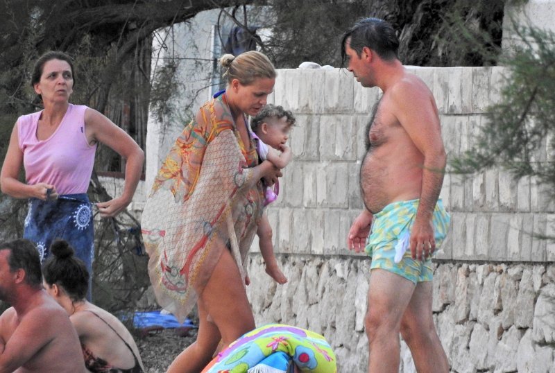 Trudna Nevena Rendeli Vejzović sa suprugom i kćerima na plaži