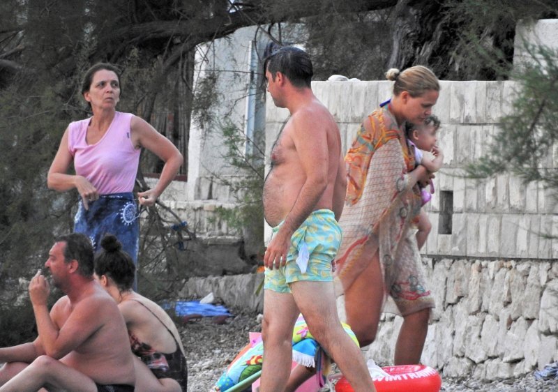 Trudna Nevena Rendeli Vejzović sa suprugom i kćerima na plaži