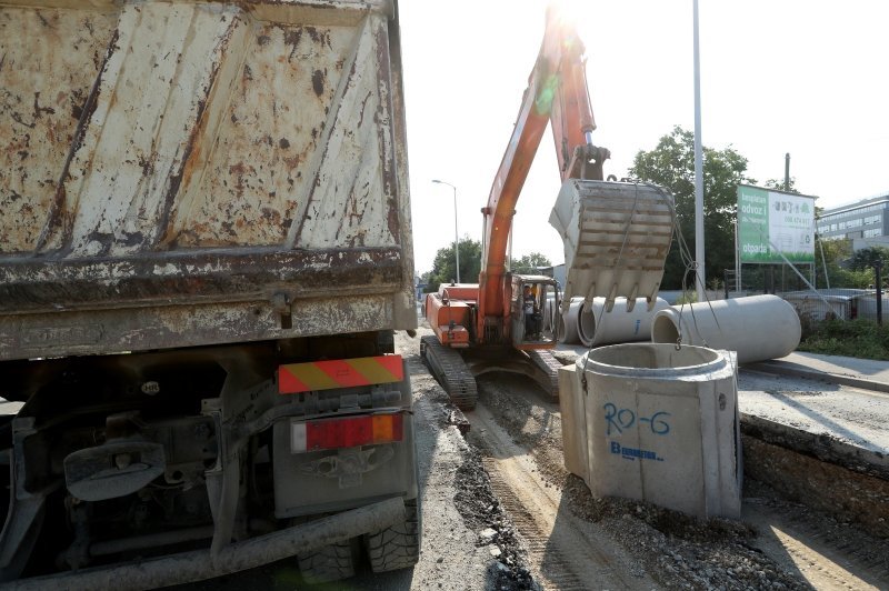 Postavljanje odvodnih cijevi za odvod oborinskih voda u Škorpikovoj