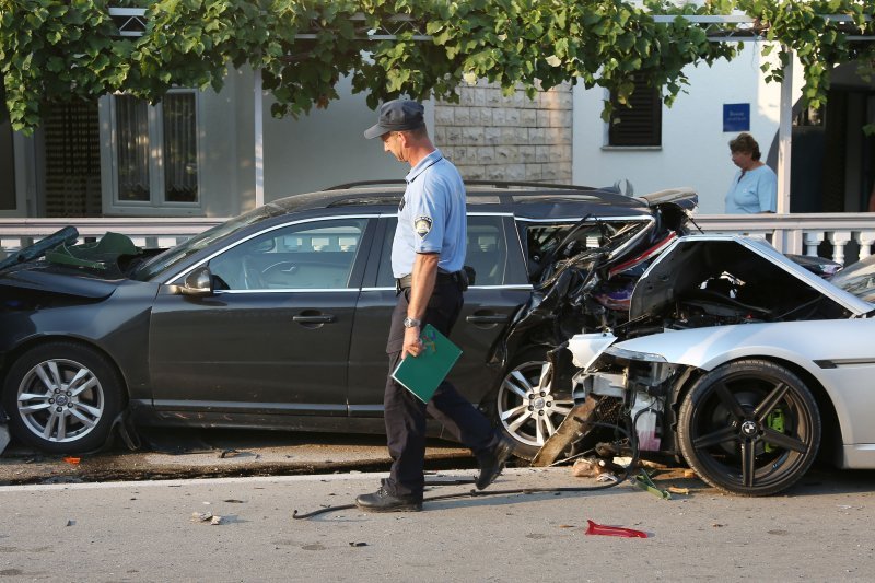 Zaletio se autom u četiri parkirana vozila