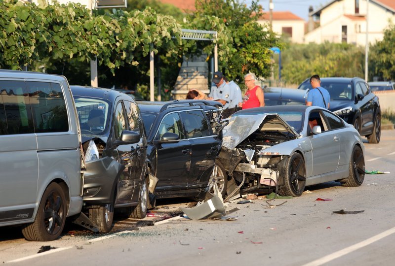 Zaletio se autom u četiri parkirana vozila