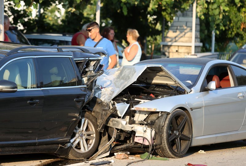 Zaletio se autom u četiri parkirana vozila