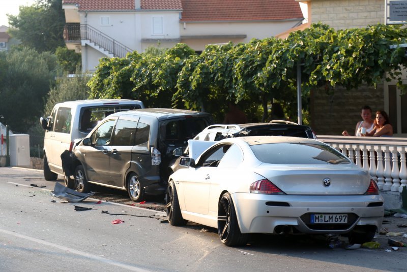 Zaletio se autom u četiri parkirana vozila