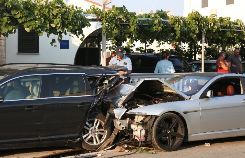 Zaletio se autom u četiri parkirana vozila