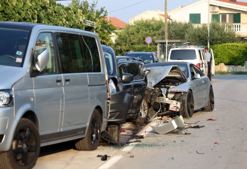 Zaletio se autom u četiri parkirana vozila