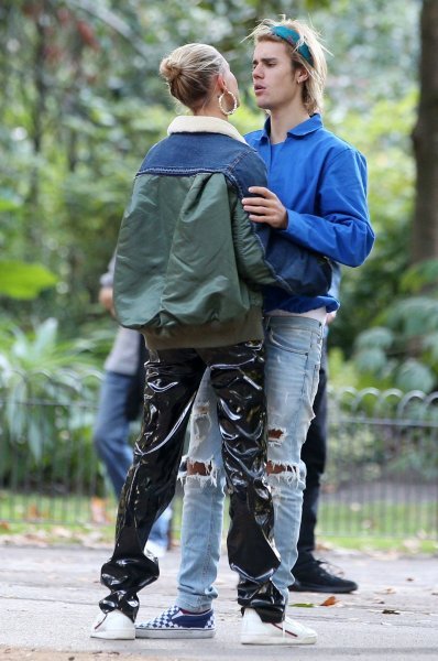 Justin Bieber i Hailey Baldwin ulovljeni u strastvenom zagrljaju